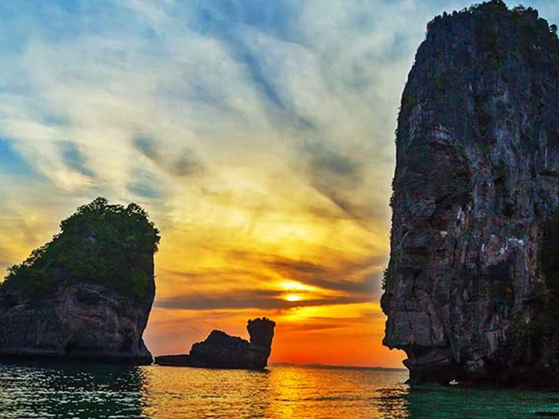 Phi Phi Sunrise Premium Tour by Speed Boat