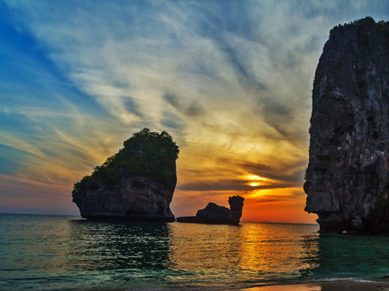 Phi Phi Sunrise Premium Tour by Speed Boat